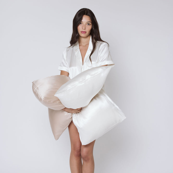 white pillowcase in hands#color_pearl-white