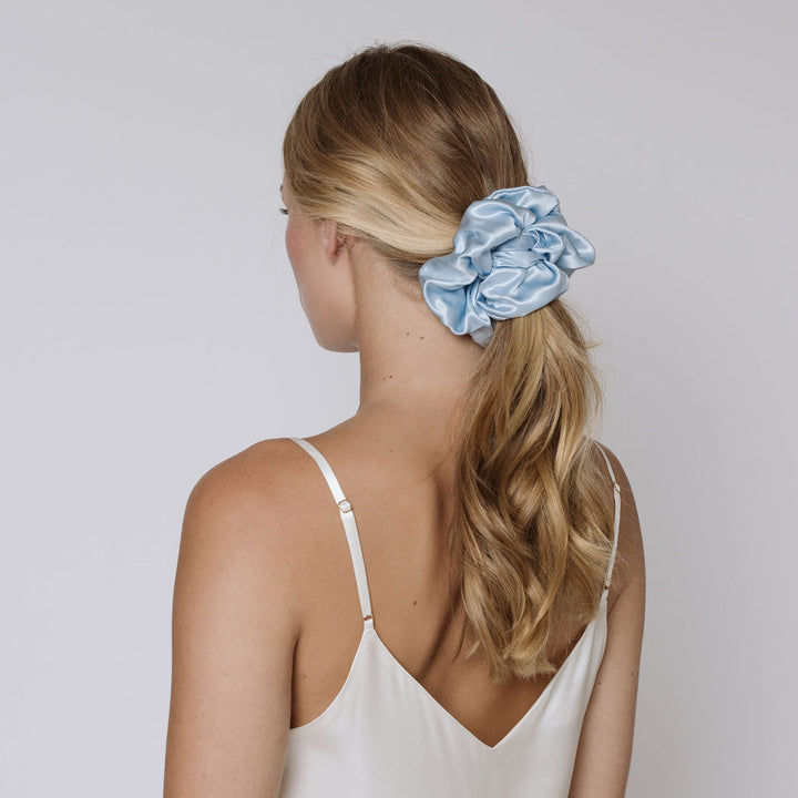 blue scrunchie blond hair#color_sky-blue
